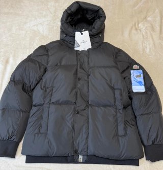 Chaqueta de plumas Moncler negra con capucha