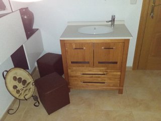 Lavabo de baño con mueble de madera