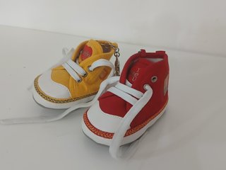 Lotto 2 Portachiavi a forma di Sneaker