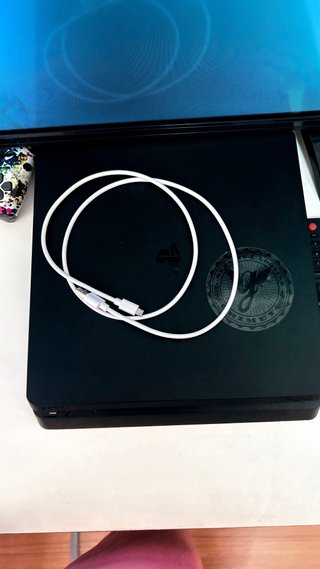 PS4 slim (PlayStation 4) Sony Negra y 2 mandos