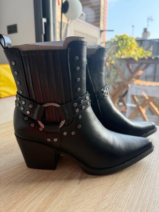 Botines Negros Xti con Tachuelas