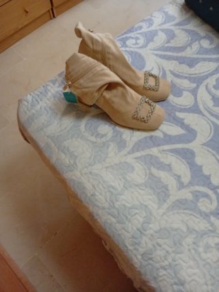 Botines Beige con Hebilla Brillante
