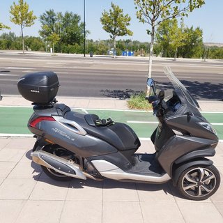 Triciclo Peugeot Metropolis 400. Año 2019. 8.000 k