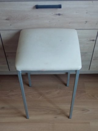 Taburete de cocina beige y metal