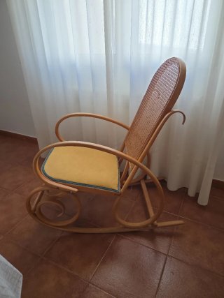 Mecedora de Madera y Ratán