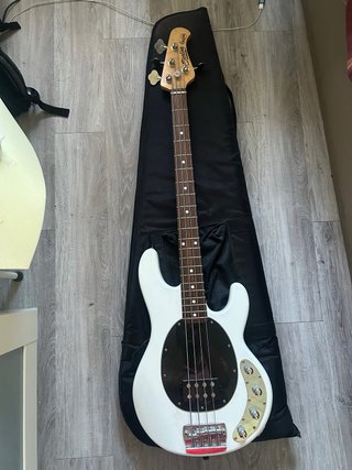 Bajo Sterling by Music Man Ray34 Blanco