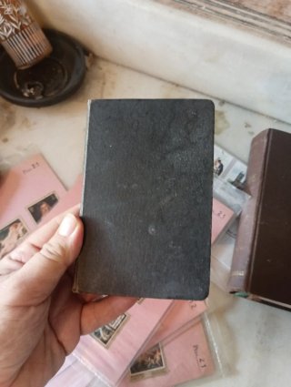 Libro antiguo de bolsillo misal
