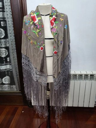 Mantón de Manila de Seda Bordado a Mano