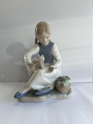 Figura Porcelana NAO Lladró Niña Descalza