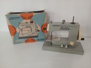 Macchina da cucire giocattolo vintage Lilli