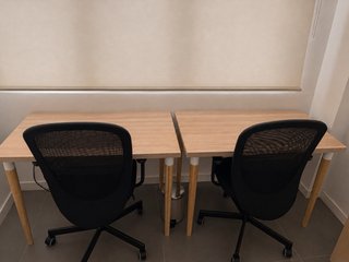 Set de oficina: 2 escritorios y 2 sillas.