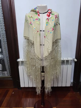 Mantón de Manila de Seda Bordado a Mano