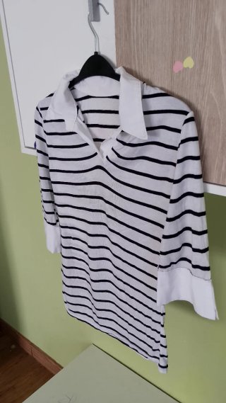 Blusa blanca con rayas negras