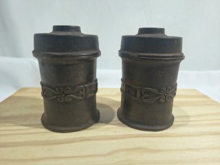 Antiguos botes patrón de medida de volumen.
