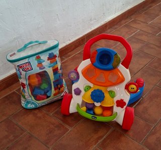 Correpasillos Chicco y Bloques Mega Bloks