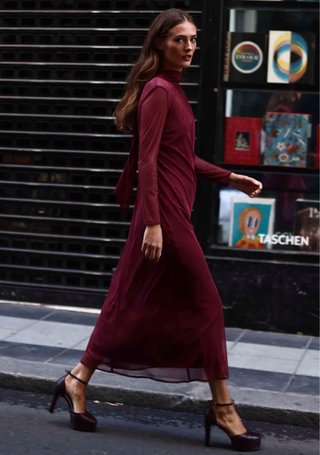 Vestido largo de evento color burdeos