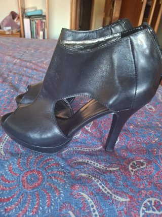 Botines de piel  descubiertos negros