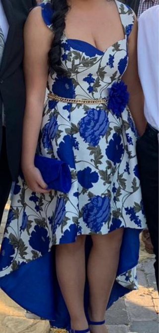 Vestido de gala con cinturón y bolso