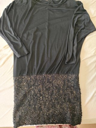 Vestido negro con falda de lentejuelas