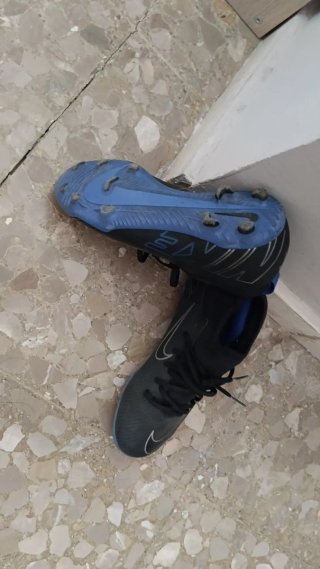 Botas de fútbol Nike Mercurial negras y azules
