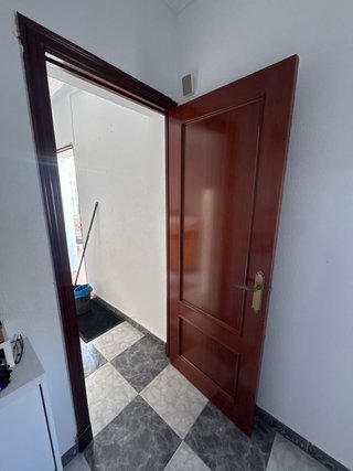 Puerta de madera con marco