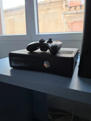 Xbox 360 250GB con controller + scatola funziona perfettamente