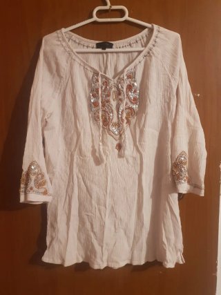 Blusa Blanca con Bordados y Lentejuelas