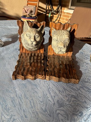 Sujetalibros de Madera con Figura de Perro y Gato