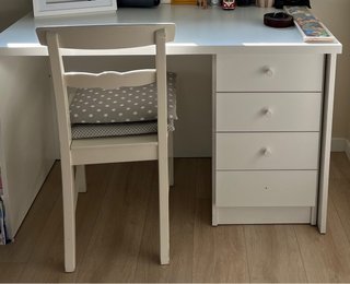 Tavolo da scrivania bianco con cassettiera