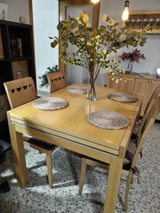 Mesa y 4 sillas madera maciza de comedor