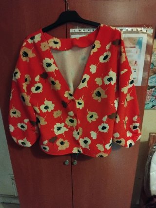 Camisa Zara Flores Fondo Rojo Talla M