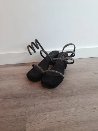 Sandalias Negras con Tiras