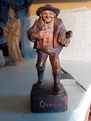 antica scultura in legno dipinta a mano.