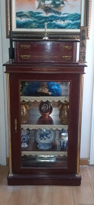 Vitrina Clásica de Madera con Detalles Dorados
