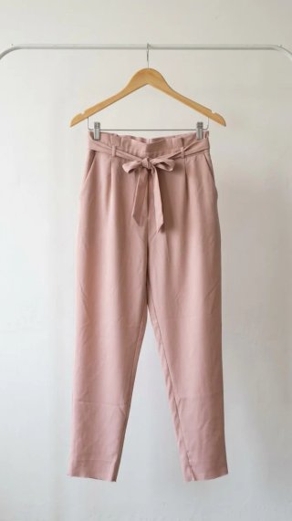 Pantalón fluido rosa empolvado con lazo.