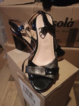 Zapatos de tacón negros y plateados
