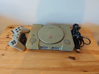 Consola PlayStation 1 (PS1) con mando. SCPH-1002