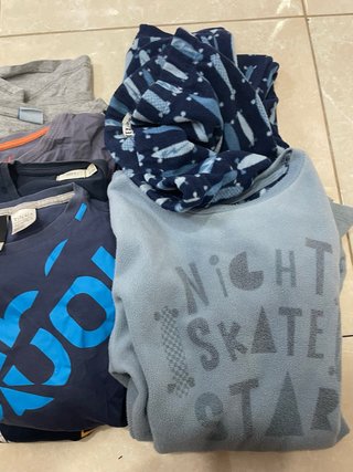 Lote de Pijama y 4 Camisetas