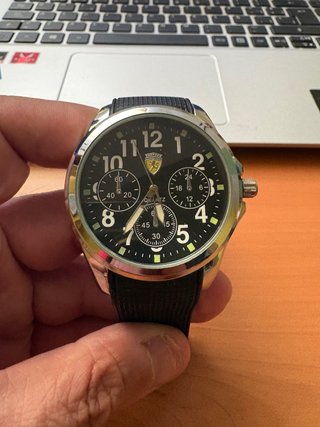 Reloj de pulsera con esfera negra