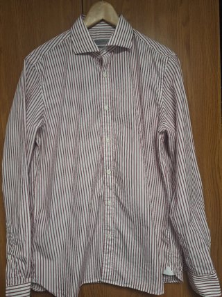 Camisa de rayas blanca y roja