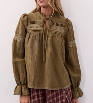 Blusa Verde con Detalles de Encaje