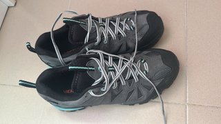 Deportivas Merrell grises y negras. Talla 40