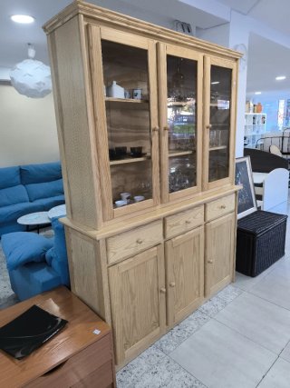 Vitrina de madera con puertas de cristal