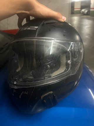 Vendi 2 coscos de moto negro y casco azul abierto