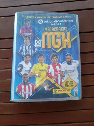 Álbum Liga Megacracks 2022-23 con 114 cromos