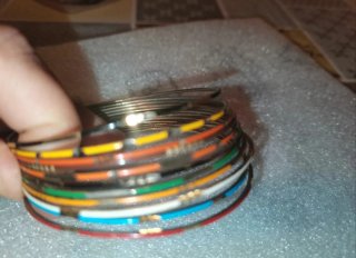 Set di 12 bracciali sottili multicolor