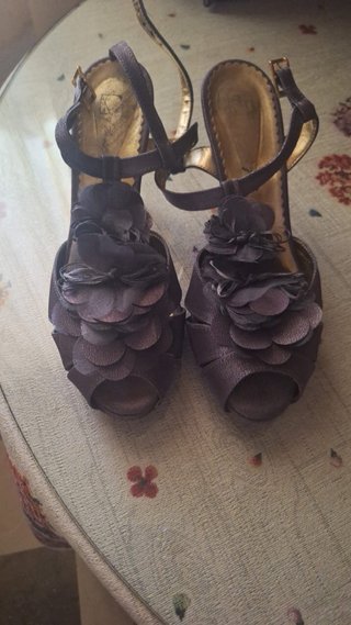 Sandalias de tacón con flores
