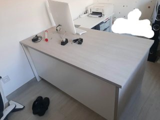 Mesa de oficina de madera con auxiliar a juego