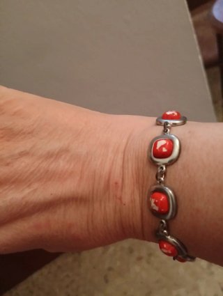 Pulsera con eslabones rojos y plateados