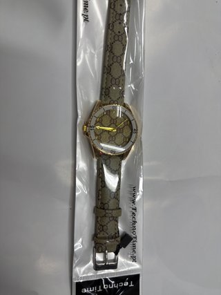Reloj con correa estampada